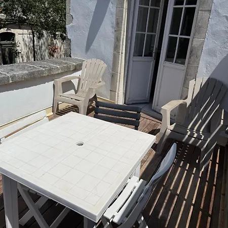 T2 Avec Terrasse, Hyper Centre La Rochelle, Calme, A Pied
