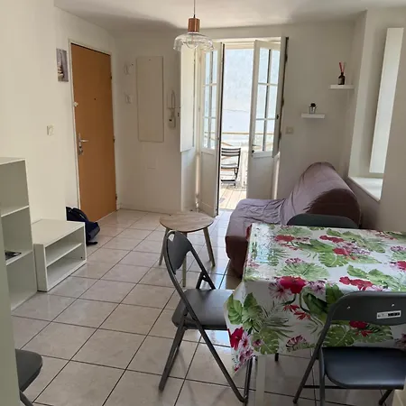 Bel T2 Lumineux Avec Terrasse Hyper Centre. * La Rochelle (Charente-Maritime)