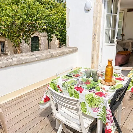 T2 Avec Terrasse, Hyper Centre La Rochelle, Calme, A Pied